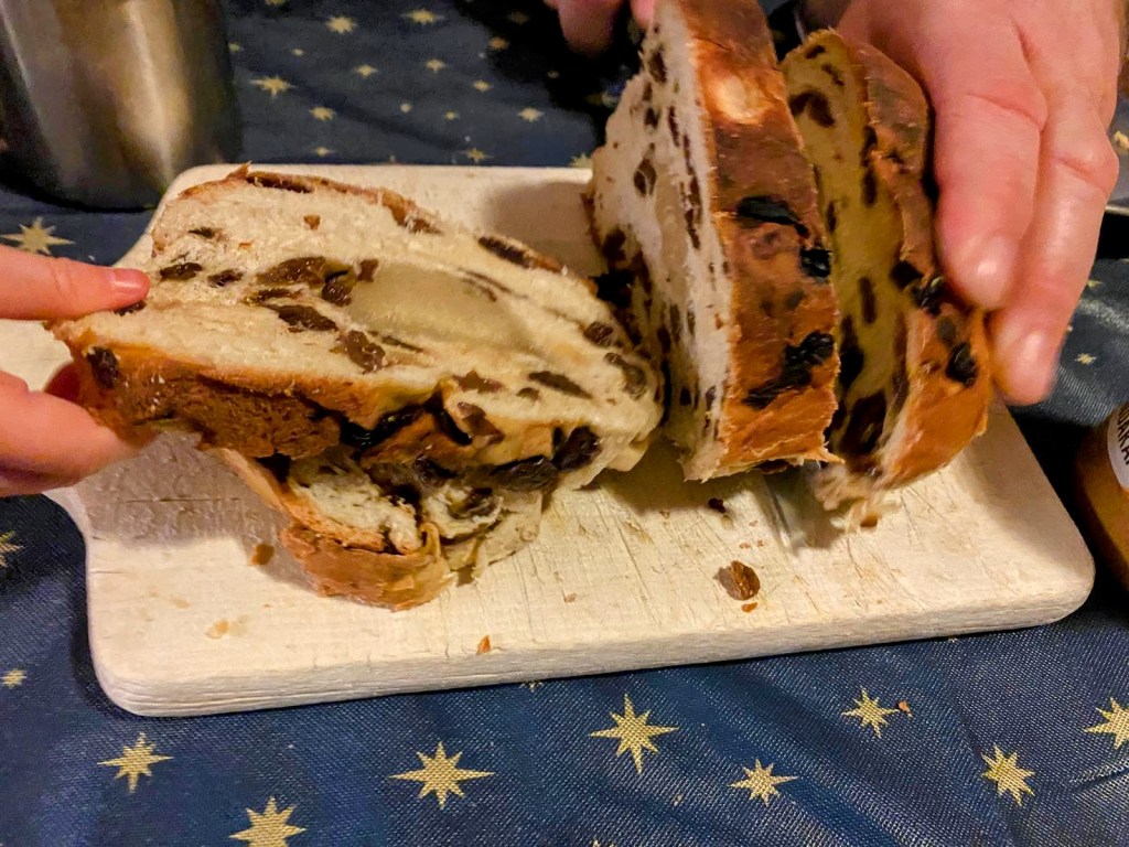 Rozijnenbrood met amandelspijs