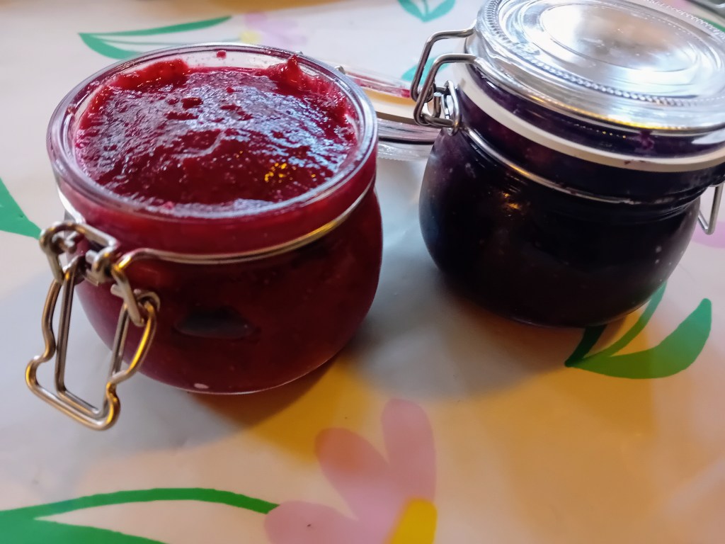 zelfgemaakte fruitspreads van kersen en blauwe bessen