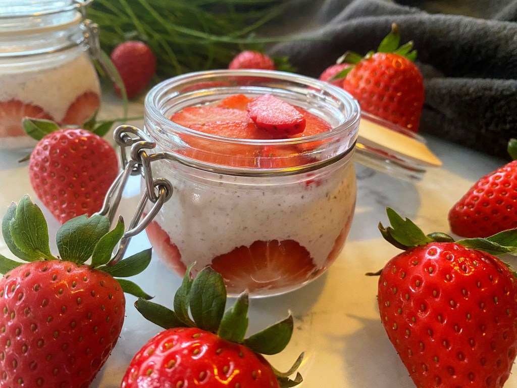 aardbei cheesecake overnight oats recept. overnight oats recept met verse aardbeien